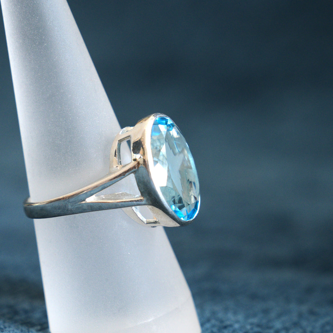 Blue Topaz Sterling Silver Ring (Oval)